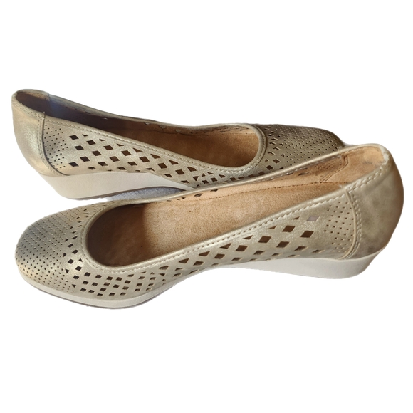 Naturalizer Gold Metallic Comfort Wedge Shoes with Perforated Design @msplf1949 - Picture 2 of 6